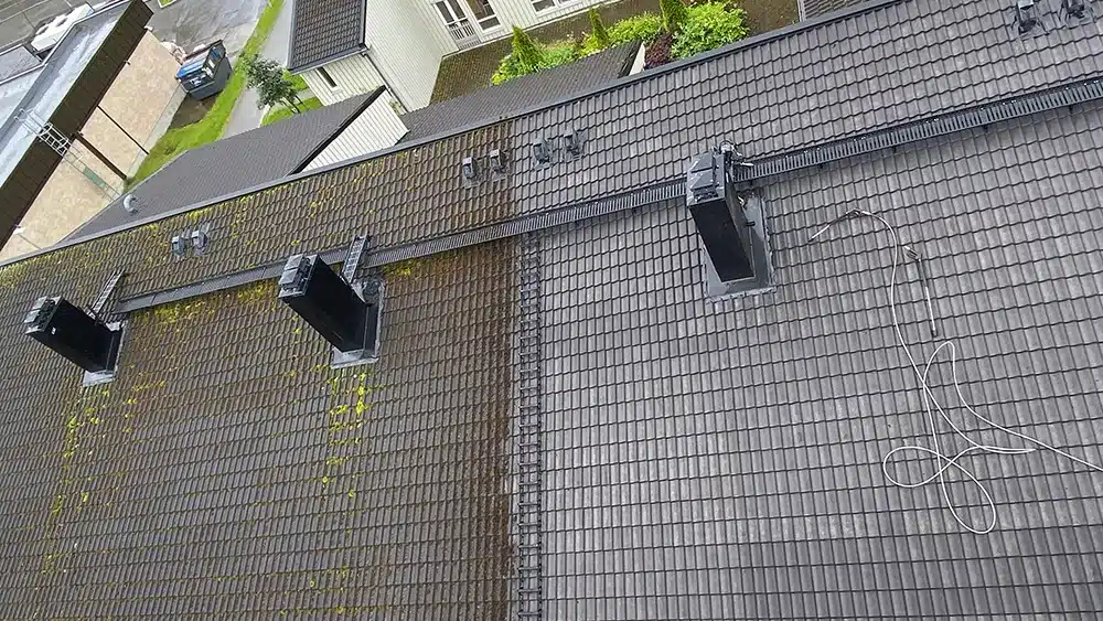 Før og etter-bilde av takvask utført av Midt-Norsk Tak og Fasadevask i Trondheim